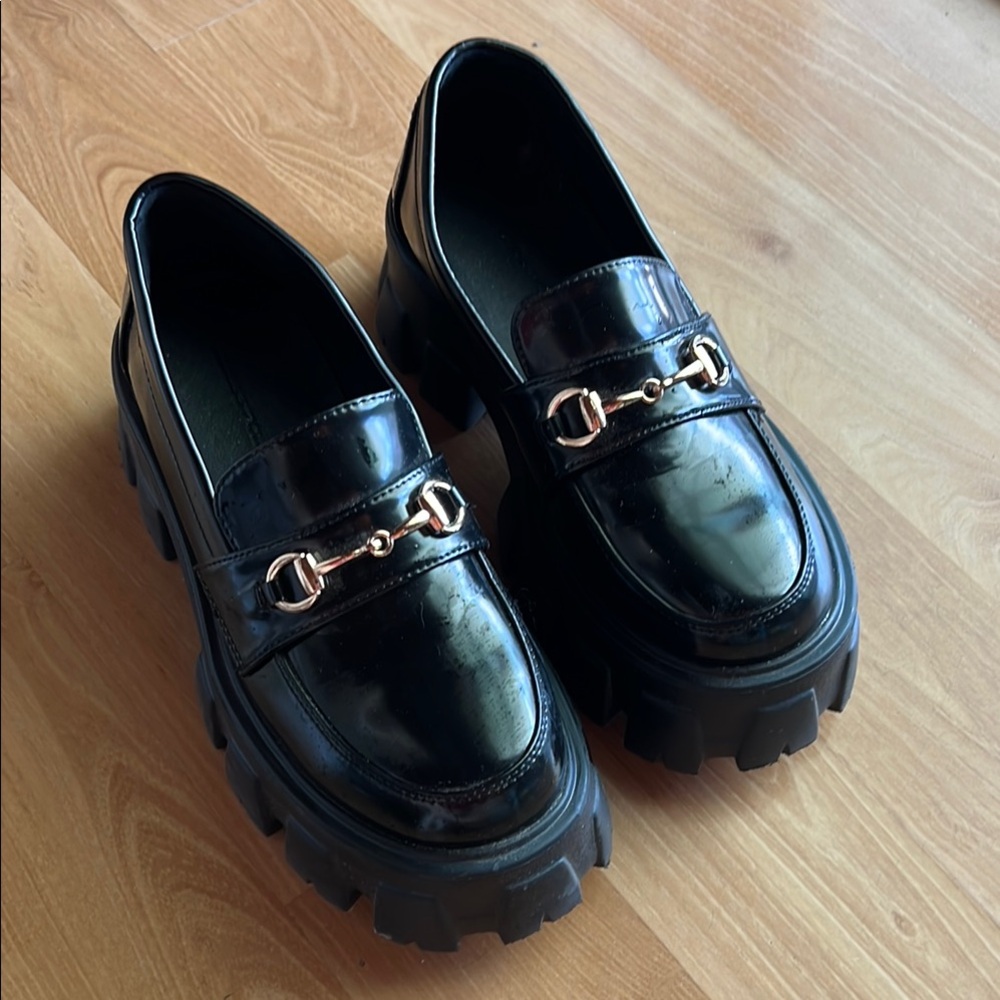 Princess Polly Black and Gold Flats with Elegant Design